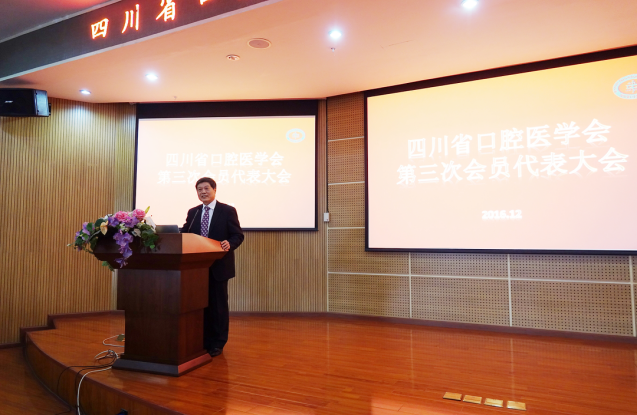 四川省科學(xué)技術(shù)協(xié)會黨組成員、副主席黃競躍講話.png